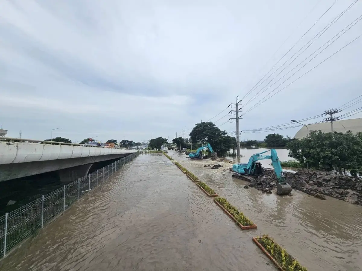 อพยพด่วน! คันดินแตกแล้ว น้ำเจ้าพระยา ไหลทะลักชุมชนป่าโมก อ่างทอง