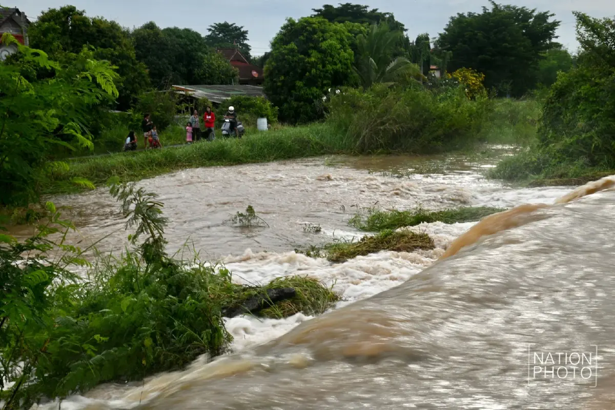 คันกั้นน้ำแตก อยุธยาอ่วม น้ำเจ้าพระยาทะลักท่วม เตือนที่ลุ่มต่ำยกของขึ้นที่สูง