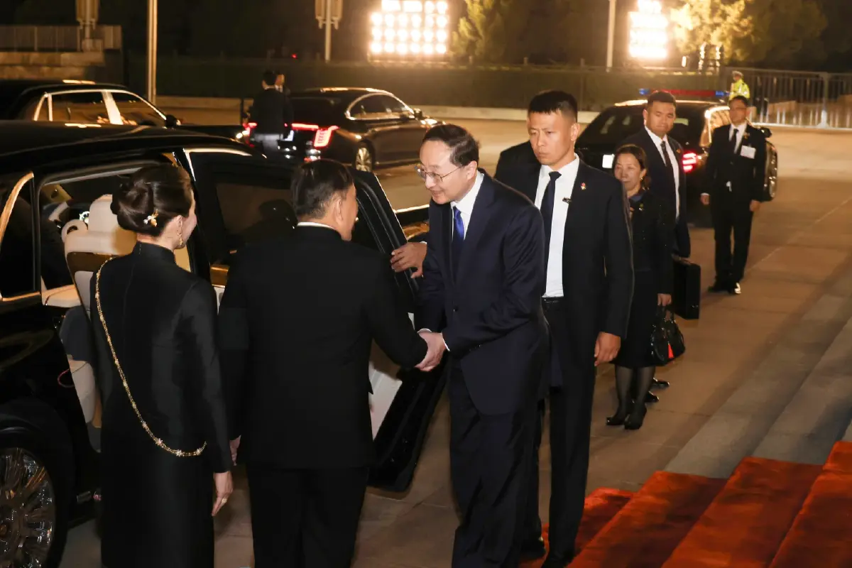 ในหลวง - พระราชินี เสด็จพระราชดำเนินไปในงานเลี้ยงพระกระยาหารค่ำ รัฐบาลจีนจัดถวาย