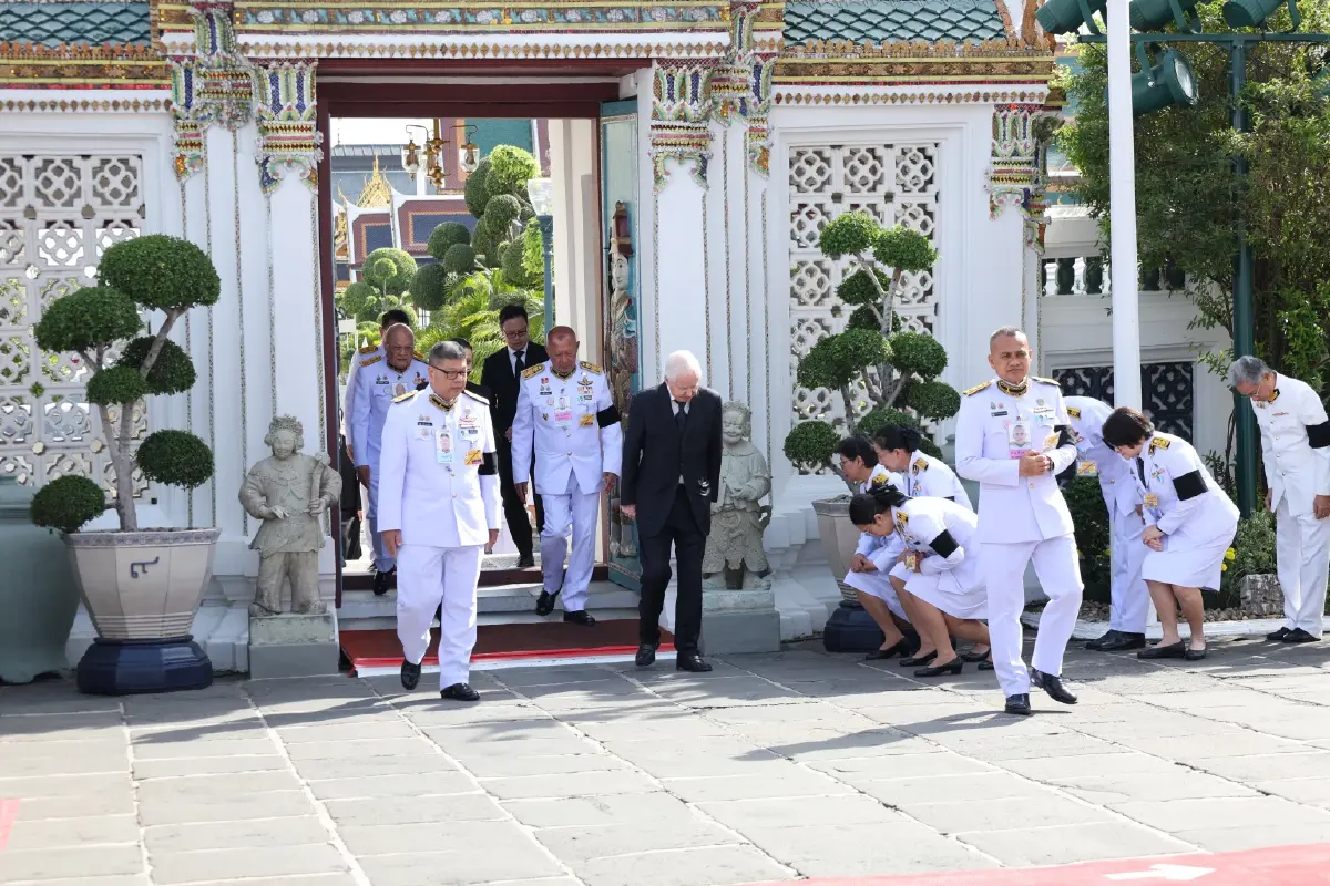 เจ้าชายแห่งราชรัฐลิกเตนสไตน์ ทรงวางพวงมาลาถวายราชสักการะพระบรมศพ พระพันปีหลวง