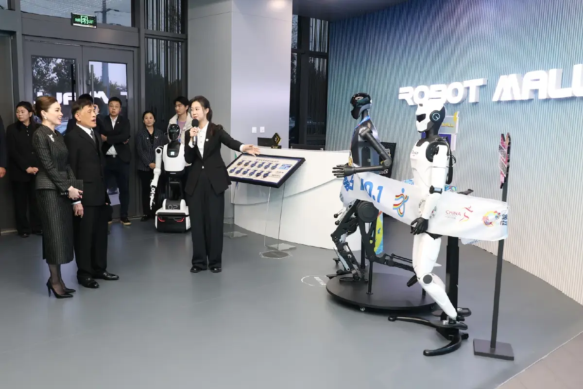 ในหลวง-พระราชินี ทรงสักการะพระพุทธรูปพระศากยมุนี  และพระบรมสารีริกธาตุ (พระเขี้ยวแก้ว) ณ วัดหลิงกวง  กรุงปักกิ่ง