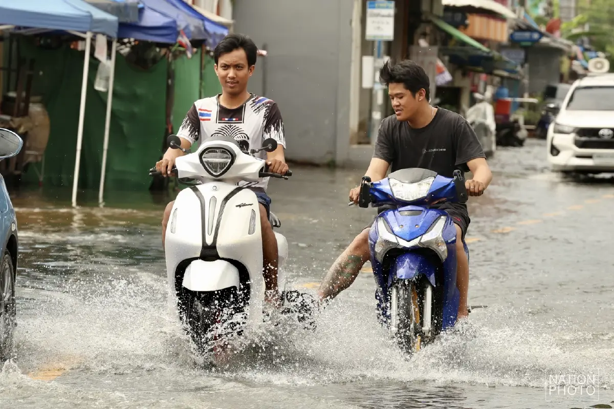 ฝนถล่มกรุง! ดอนเมืองน้ำยังท่วมขัง ถนนสรงประภา น้ำยังท่วมขัง