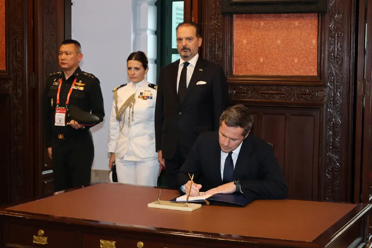 รมช.กลาโหมอิตาลี เข้าถวายราชสักการะ พระบรมศพ สมเด็จพระพันปีหลวง