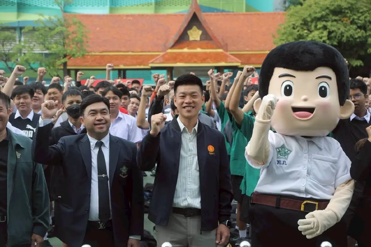 'ณัฐพงษ์' รับรางวัลศิษย์เก่าดีเด่นทวีธาภิเศก ยกคำขวัญ ร.ร.ทำงาน