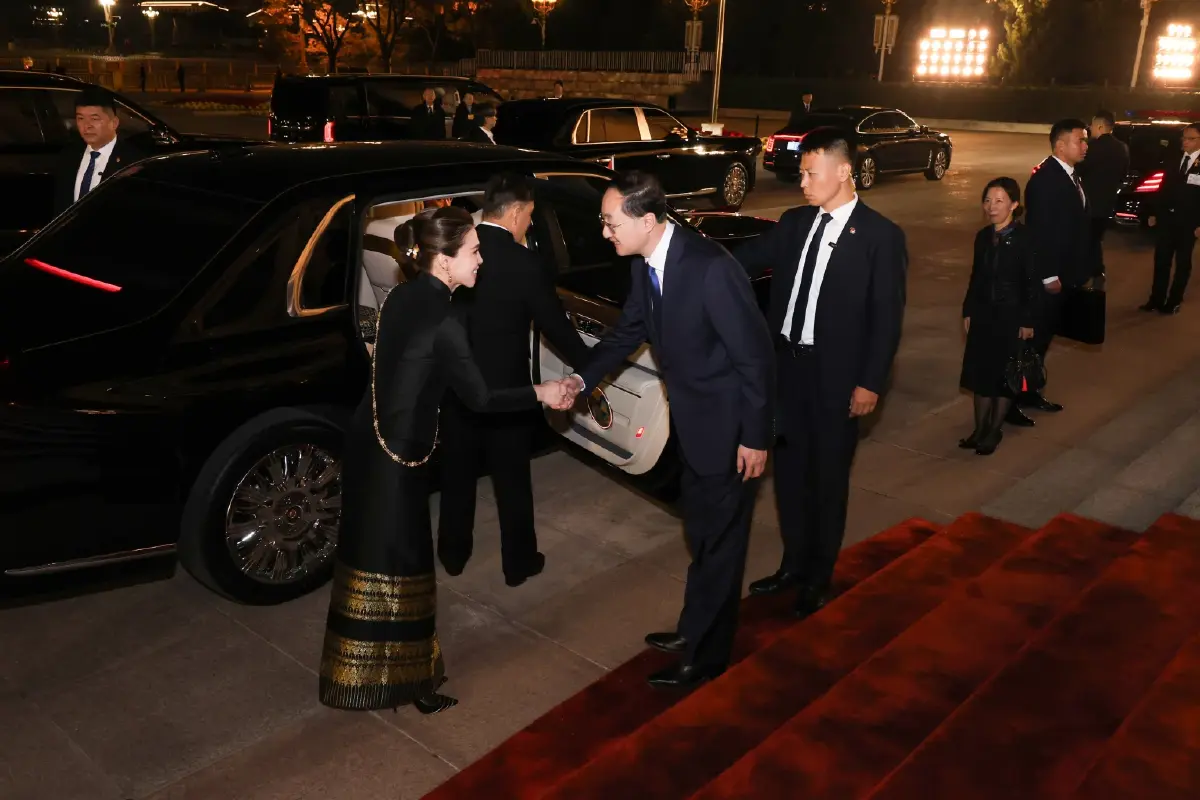 ในหลวง - พระราชินี เสด็จพระราชดำเนินไปในงานเลี้ยงพระกระยาหารค่ำ รัฐบาลจีนจัดถวาย