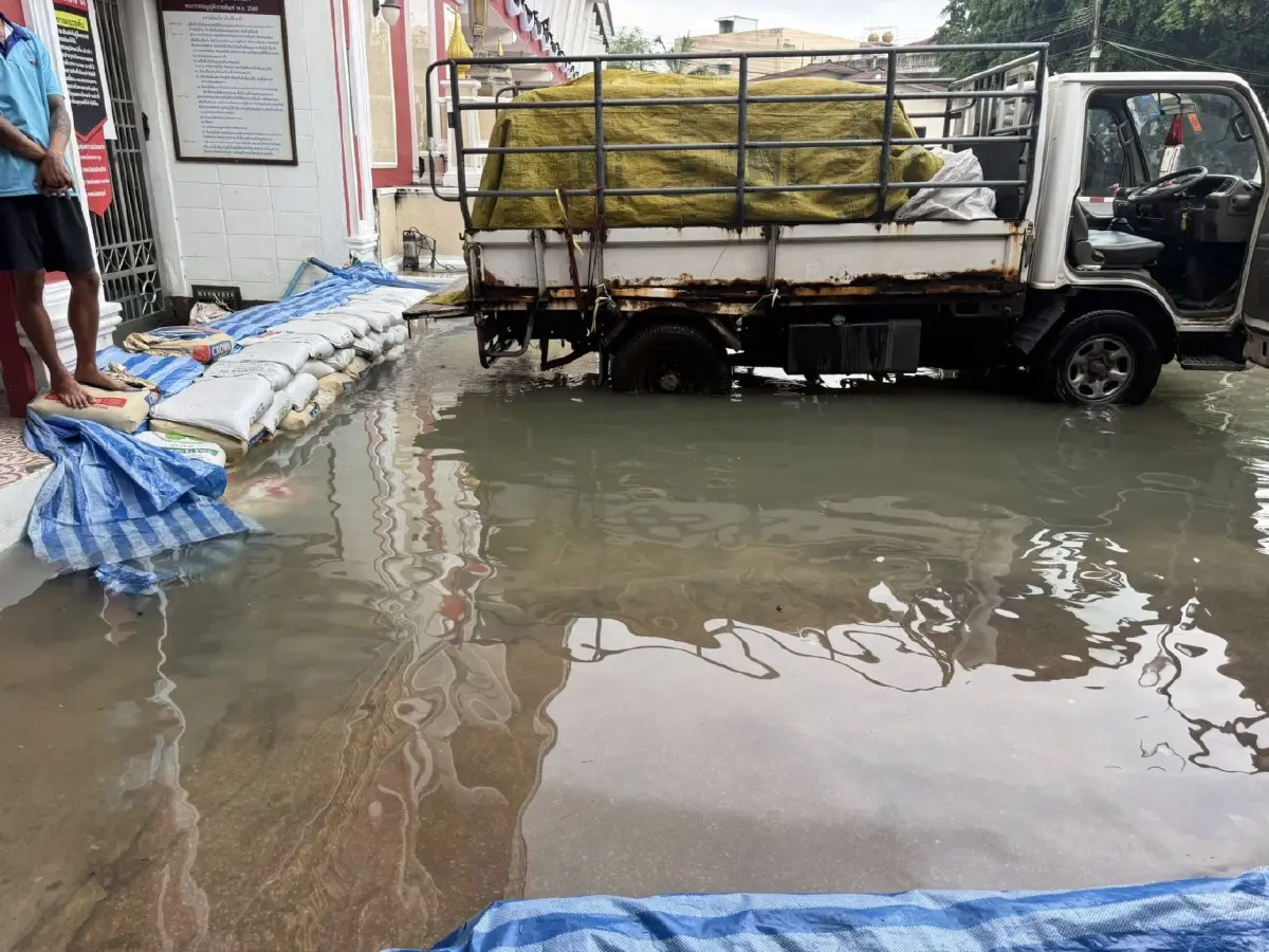 ภาพล่าสุด น้ำท่วมเรือนจำพิเศษกรุงเทพ น้ำคลองทะลักถนน อาคารญาติ