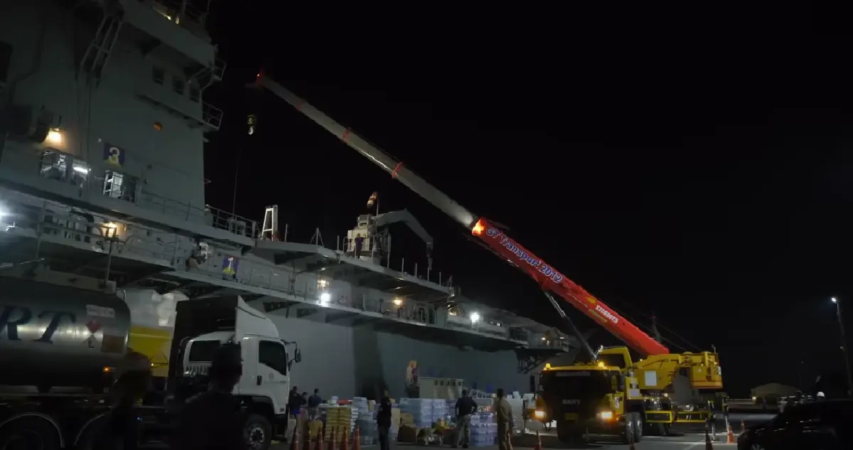 'เรือหลวงจักรีนฤเบศร' เคลื่อนพล มุ่งหน้า 'สงขลา' ช่วยน้ำท่วม 2568