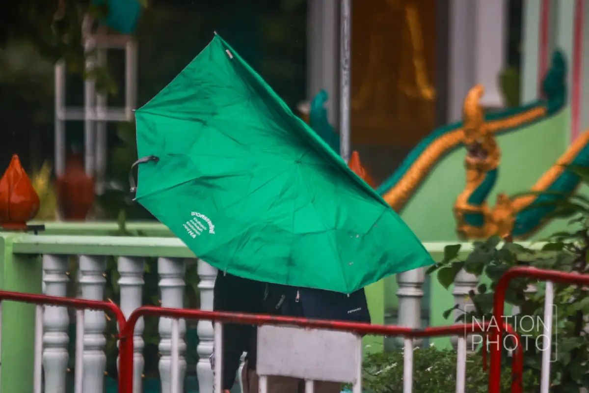 ตามคาด พายุเข้าไทย 'คัลแมกี' เคลื่อนเข้าอุบลฯ ฝนตกหนัก ลมแรง