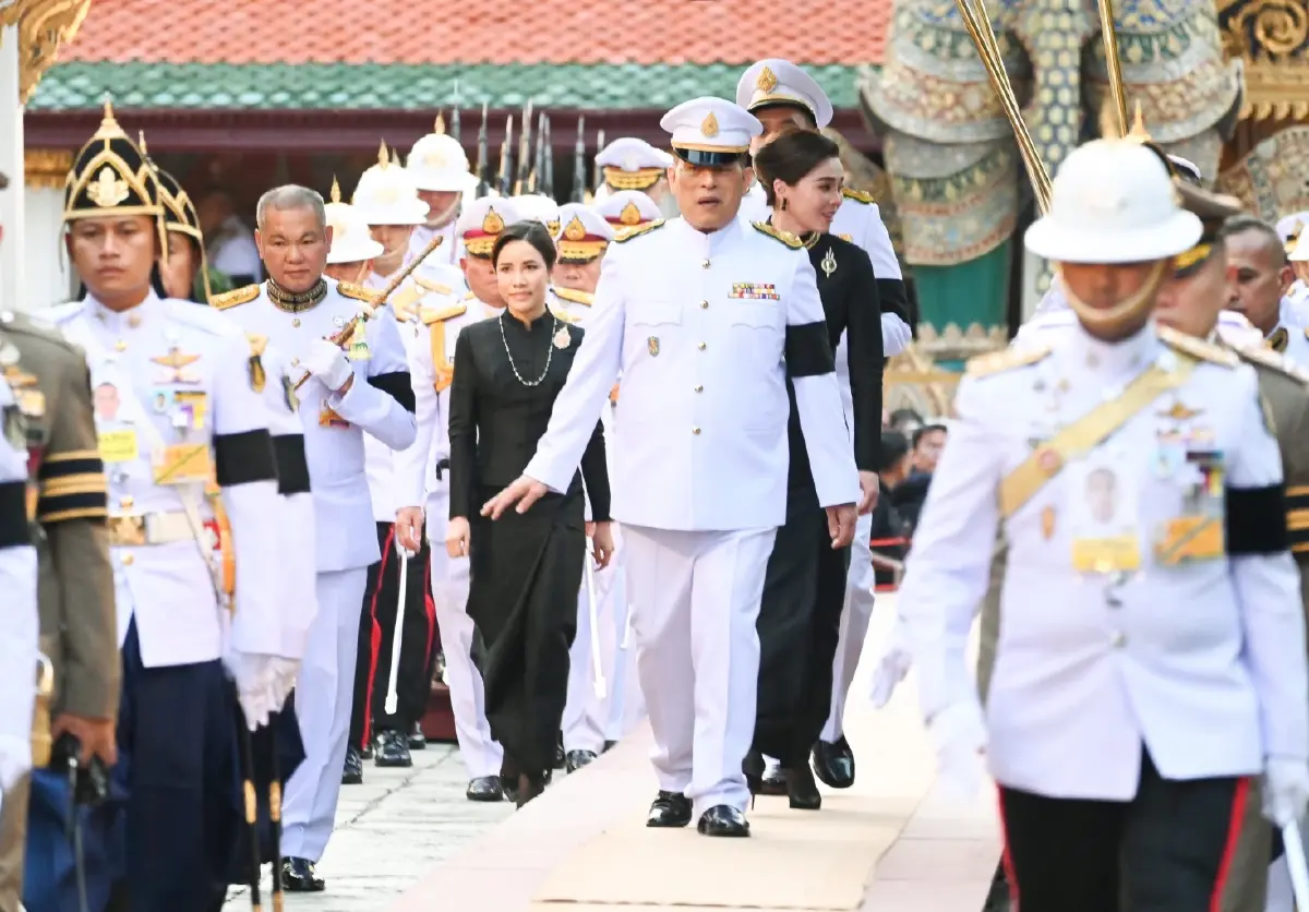 ในหลวง-พระราชินี เสด็จฯ ทรงเปลี่ยนเครื่องทรงฤดูหนาวถวาย 'พระแก้วมรกต'