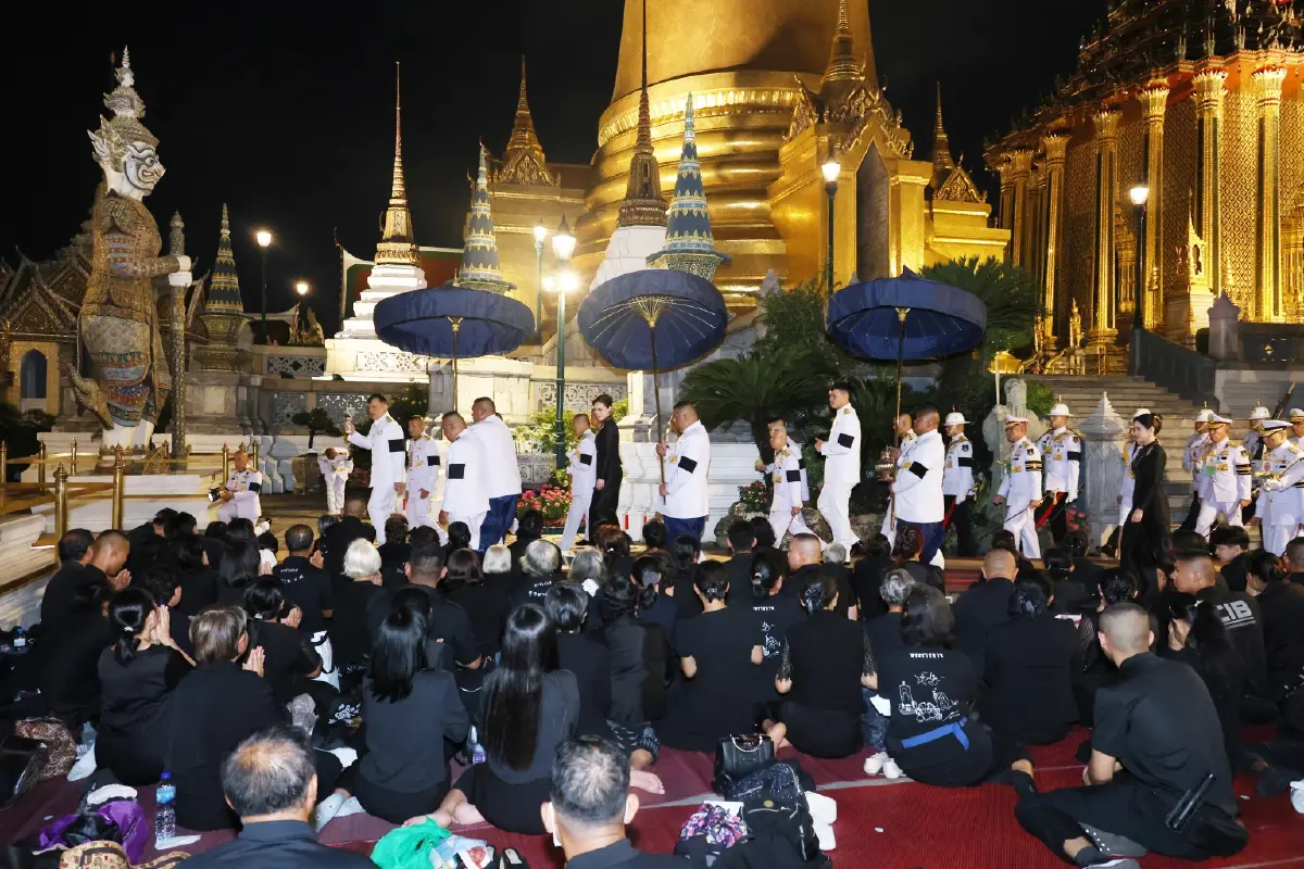ในหลวง-พระราชินี เสด็จฯ ทรงเปลี่ยนเครื่องทรงฤดูหนาวถวาย 'พระแก้วมรกต'