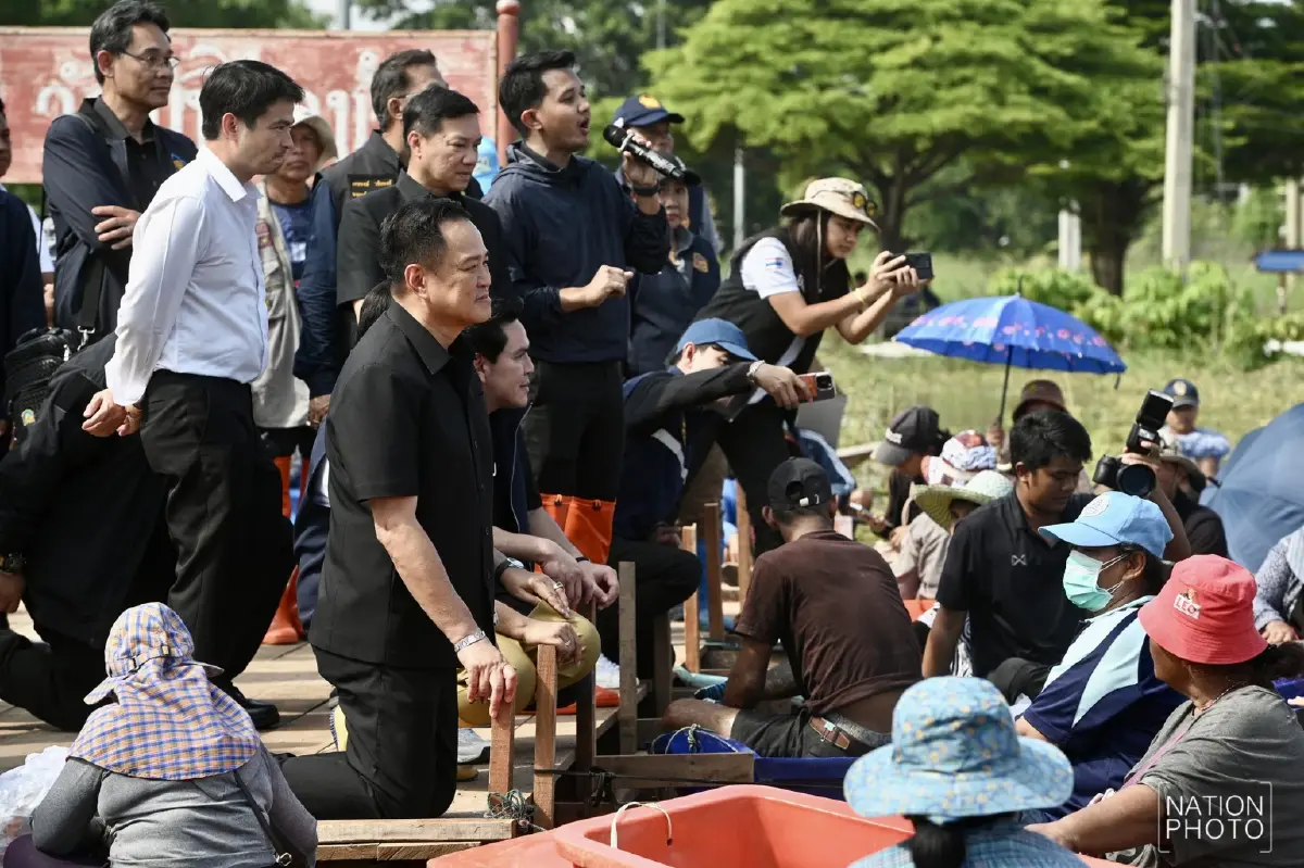 อัปเดต 'น้ำท่วมอยุธยา' ชาวบ้าน ต.หัวเวียง พายเรือมารอต้อนรับ นายกฯ ลงพื้นที่