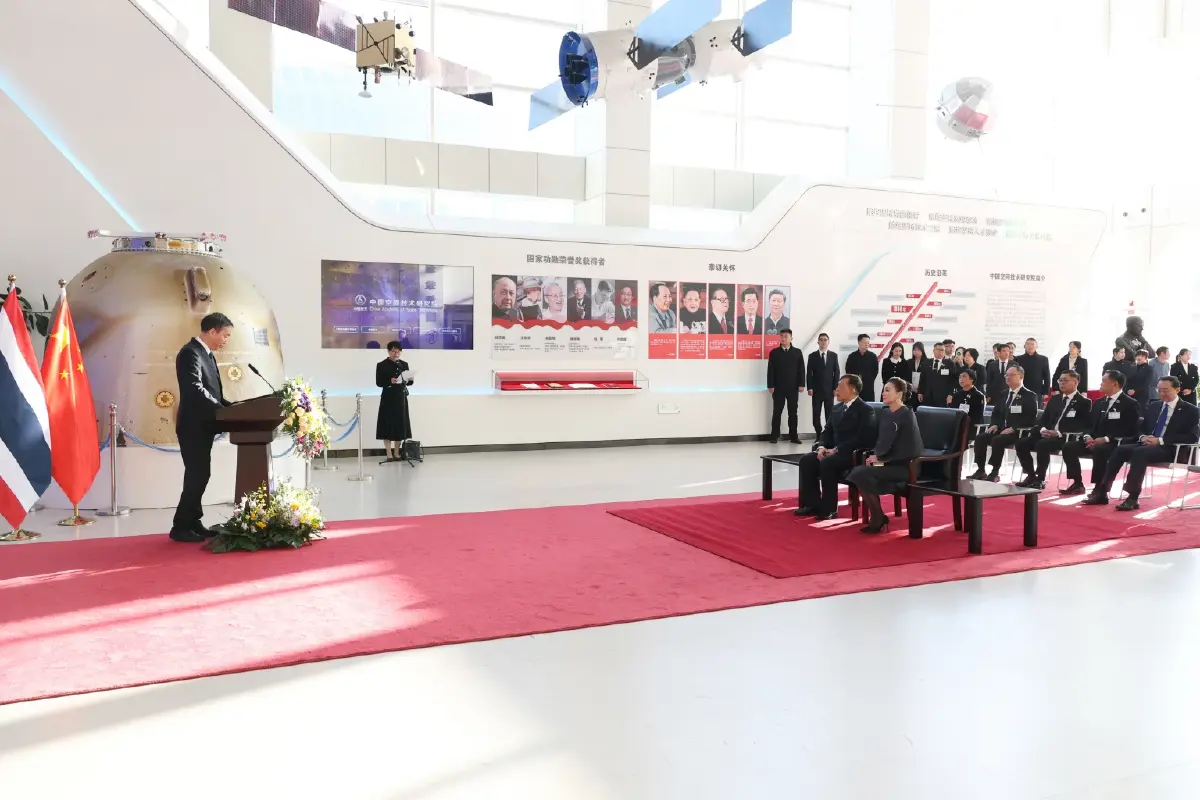 ในหลวง-พระราชินี ทอดพระเนตรศูนย์พัฒนาเทคโนโลยีและทรัพยากรด้านการศึกษา