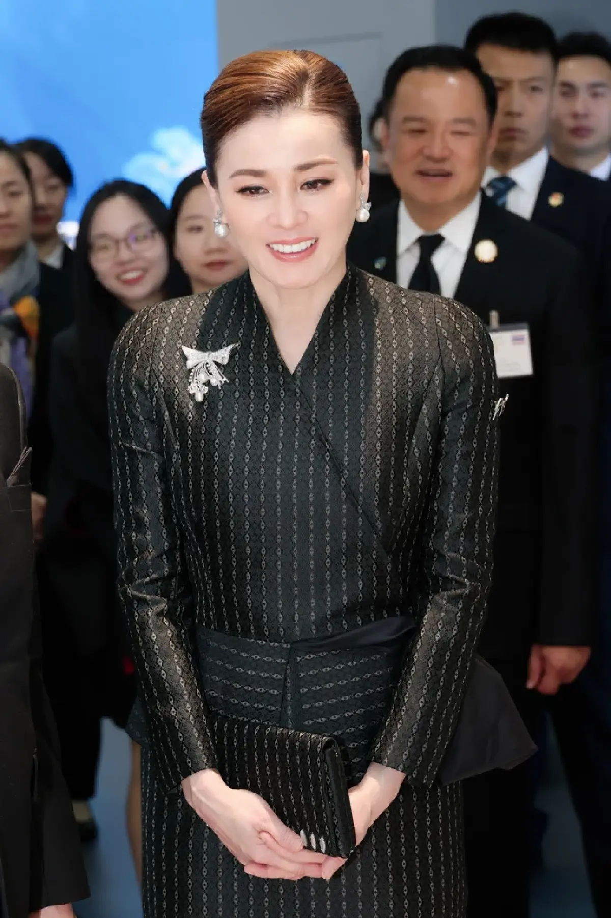 ในหลวง-พระราชินี ทรงสักการะพระพุทธรูปพระศากยมุนี  และพระบรมสารีริกธาตุ (พระเขี้ยวแก้ว) ณ วัดหลิงกวง  กรุงปักกิ่ง