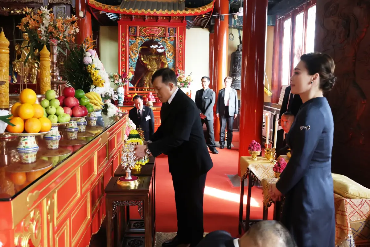 ในหลวง-พระราชินี ทรงสักการะพระพุทธรูปพระศากยมุนี  และพระบรมสารีริกธาตุ (พระเขี้ยวแก้ว) ณ วัดหลิงกวง  กรุงปักกิ่ง