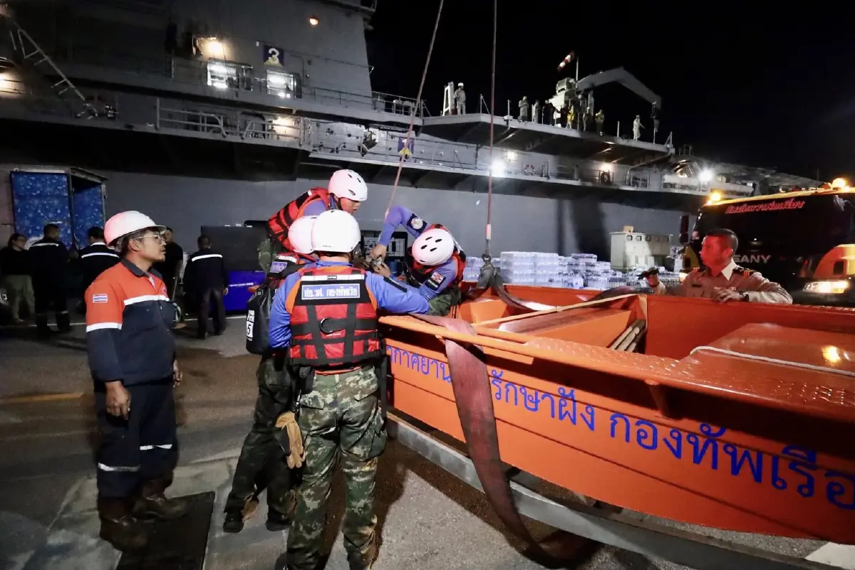 'เรือหลวงจักรีนฤเบศร' เคลื่อนพล มุ่งหน้า 'สงขลา' ช่วยน้ำท่วม 2568