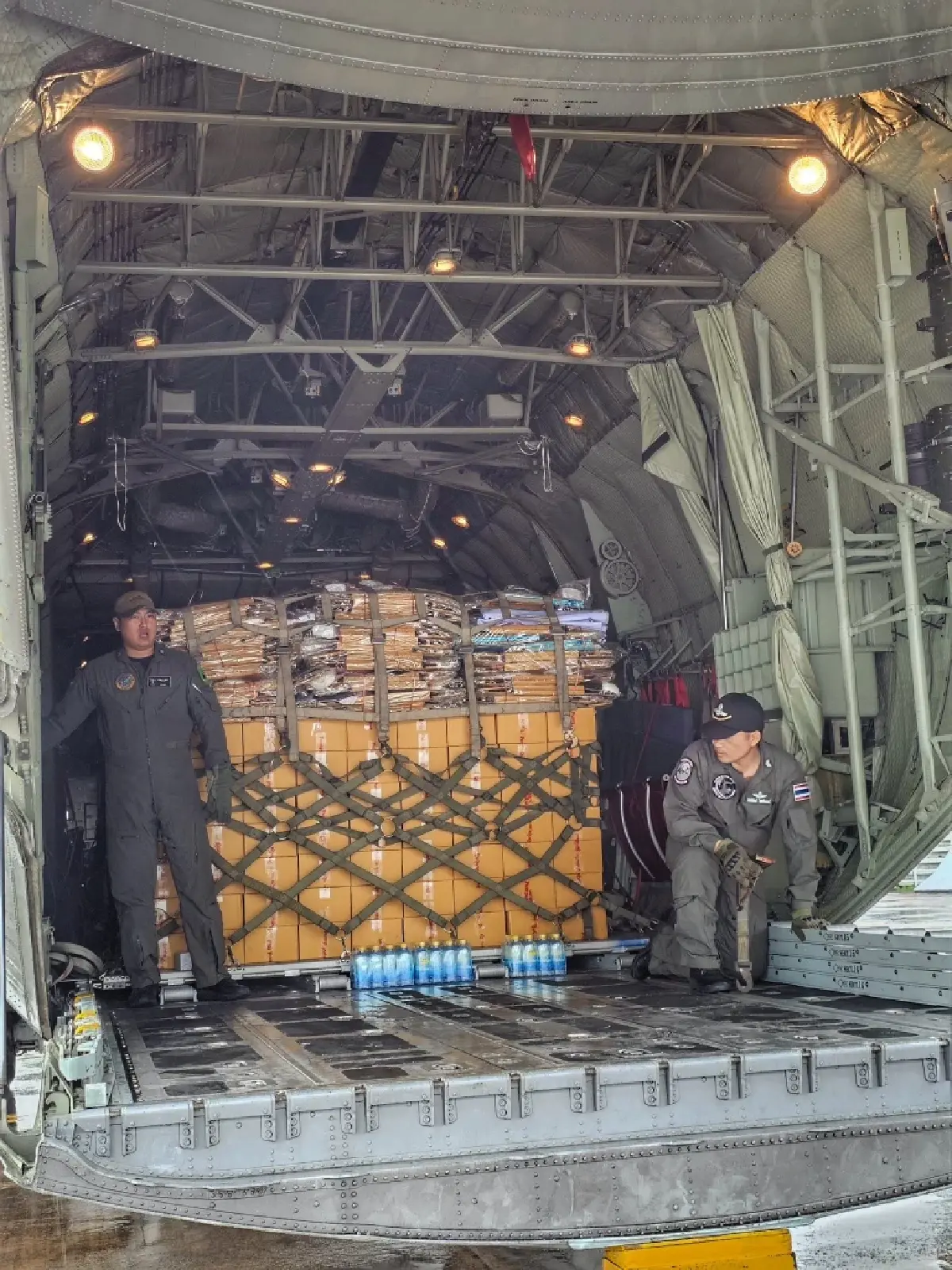 ส่งด่วน! บินลุยฝ่าพายุทะลุฝน ส่งเวชภัณฑ์ลงสู่ภาคใต้เร่งด่วน