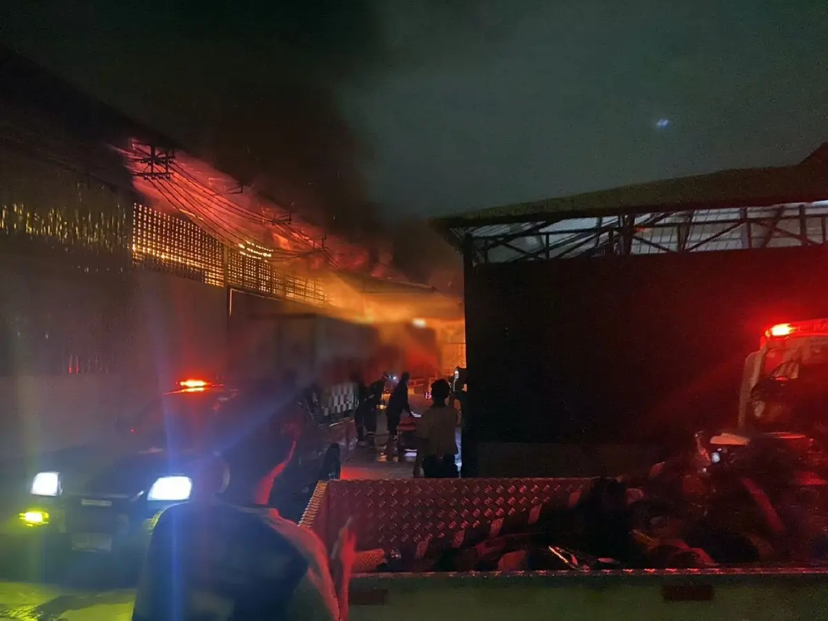 คืบหน้า ไฟไหม้โกดังสินค้า ราษฎร์บูรณะ 29 เกิดหลังคายุบตัวลงมาอีก