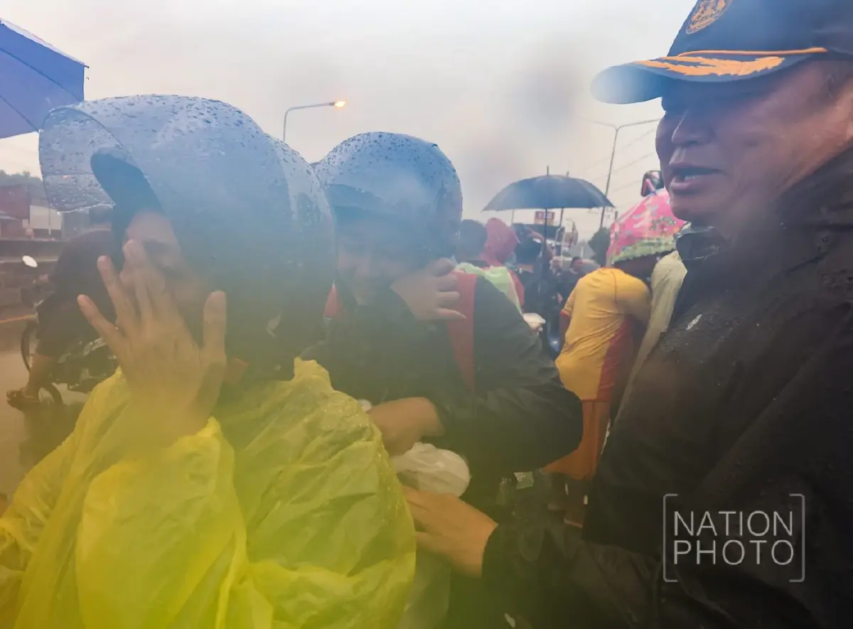 ‘อนุทิน’ ลุย แจกข้าวผู้ประสบภัย ‘น้ำท่วมหาดใหญ่’