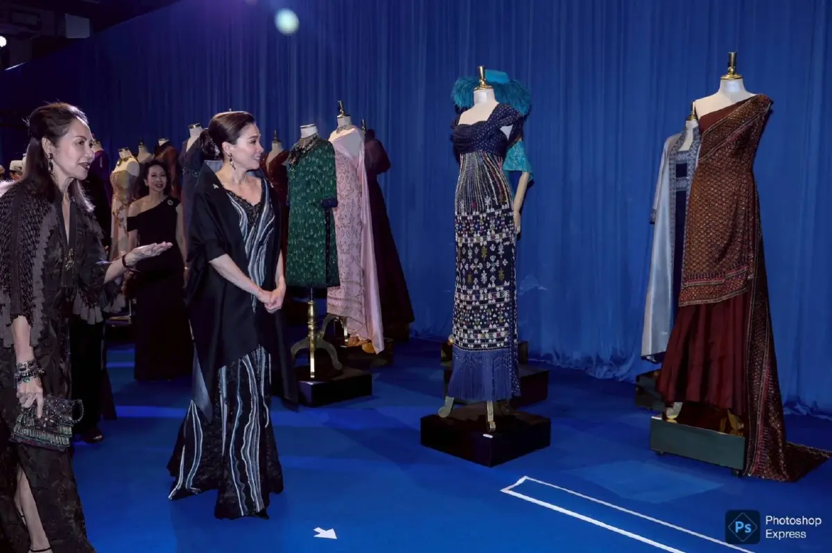 พระราชินี เสด็จฯ ทอดพระเนตรนิทรรศการ-งานแสดงแฟชั่นโชว์ 45 ปี ห้องเสื้อพิจิตรา