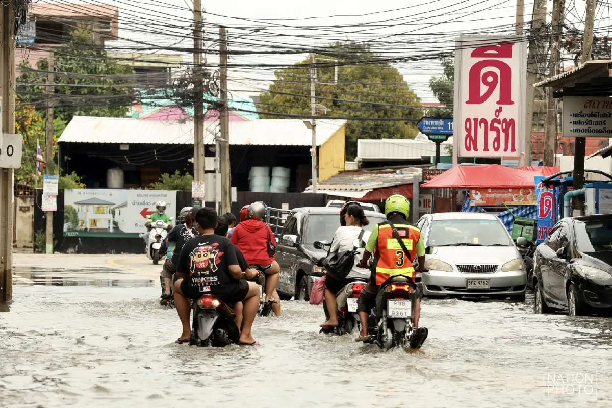ฝนถล่มกรุง! ดอนเมืองน้ำยังท่วมขัง ถนนสรงประภา น้ำยังท่วมขัง