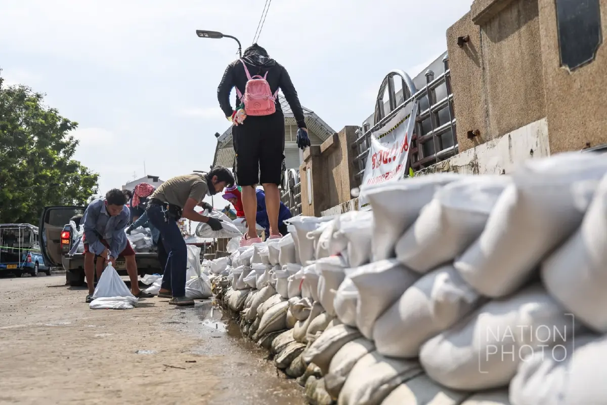 เจ้าพระยาล้นตลิ่ง เร่งเสริมกระสอบทราย 'ท่าน้ำนนท์' น้ำทะเลหนุน