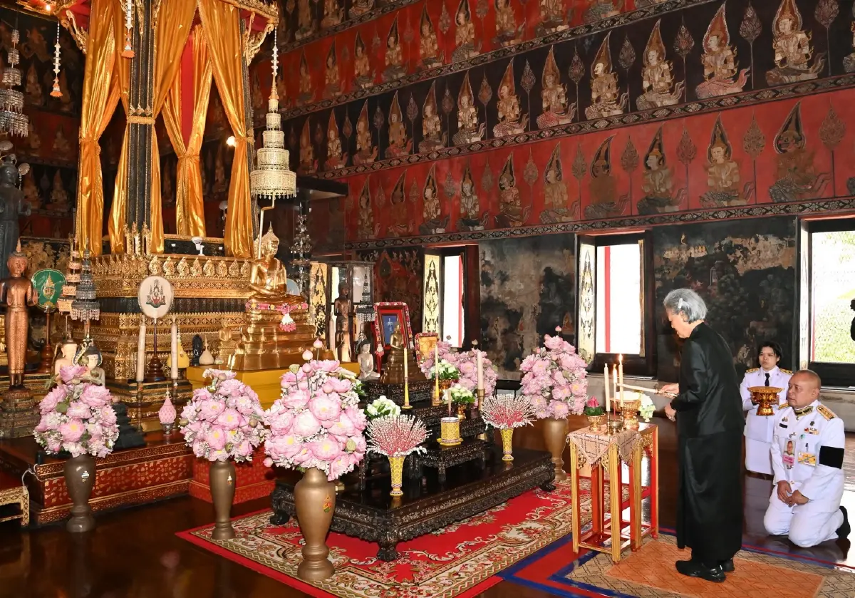 กรมสมเด็จพระเทพรัตนราชสุดาฯ ทรงบวงสรวงราชรถ ในพระราชพิธีถวายพระเพลิงพระบรมศพฯ