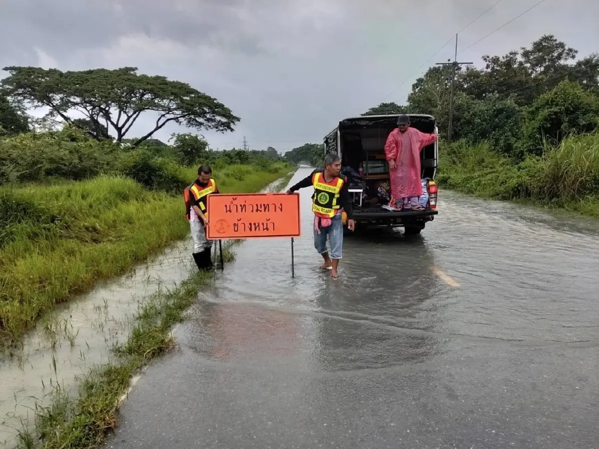 กรมทางหลวงชนบท เตือน 'น้ำท่วมภาคใต้' ถนนผ่านไม่ได้ 14 สายทาง