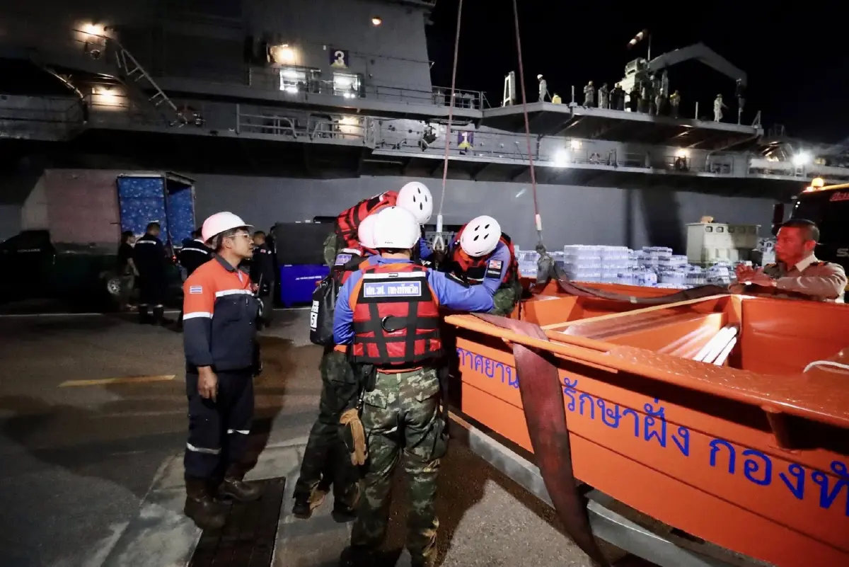 'เรือหลวงจักรีนฤเบศร' เคลื่อนพล มุ่งหน้า 'สงขลา' ช่วยน้ำท่วม 2568