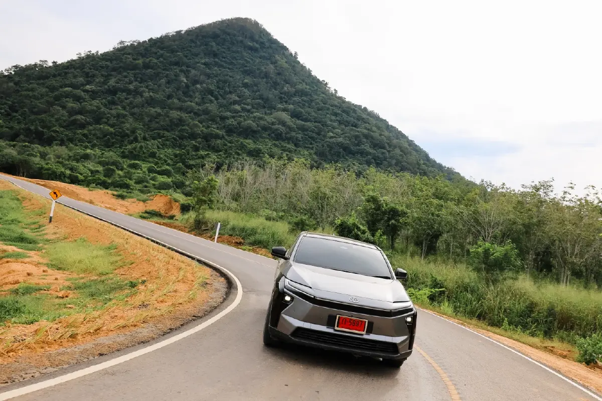 โตโยต้า bZ4X อีวี ของคนชอบขับ จุดขายที่มองไม่เห็นด้วยตา