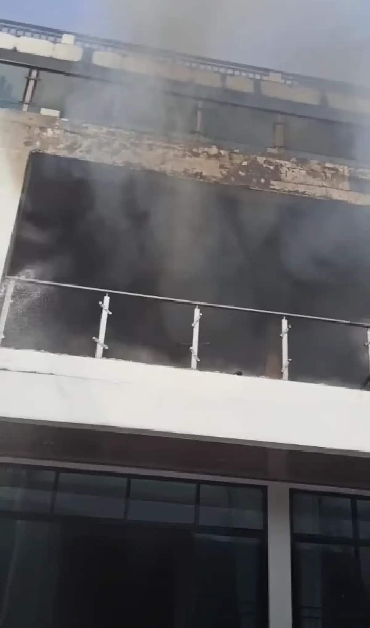 ด่วน! ไฟไหม้บ้านหรู ซอยทวีวัฒนา-กาญจนาภิเษก 8/1 จนท.เร่งดับเพลิง