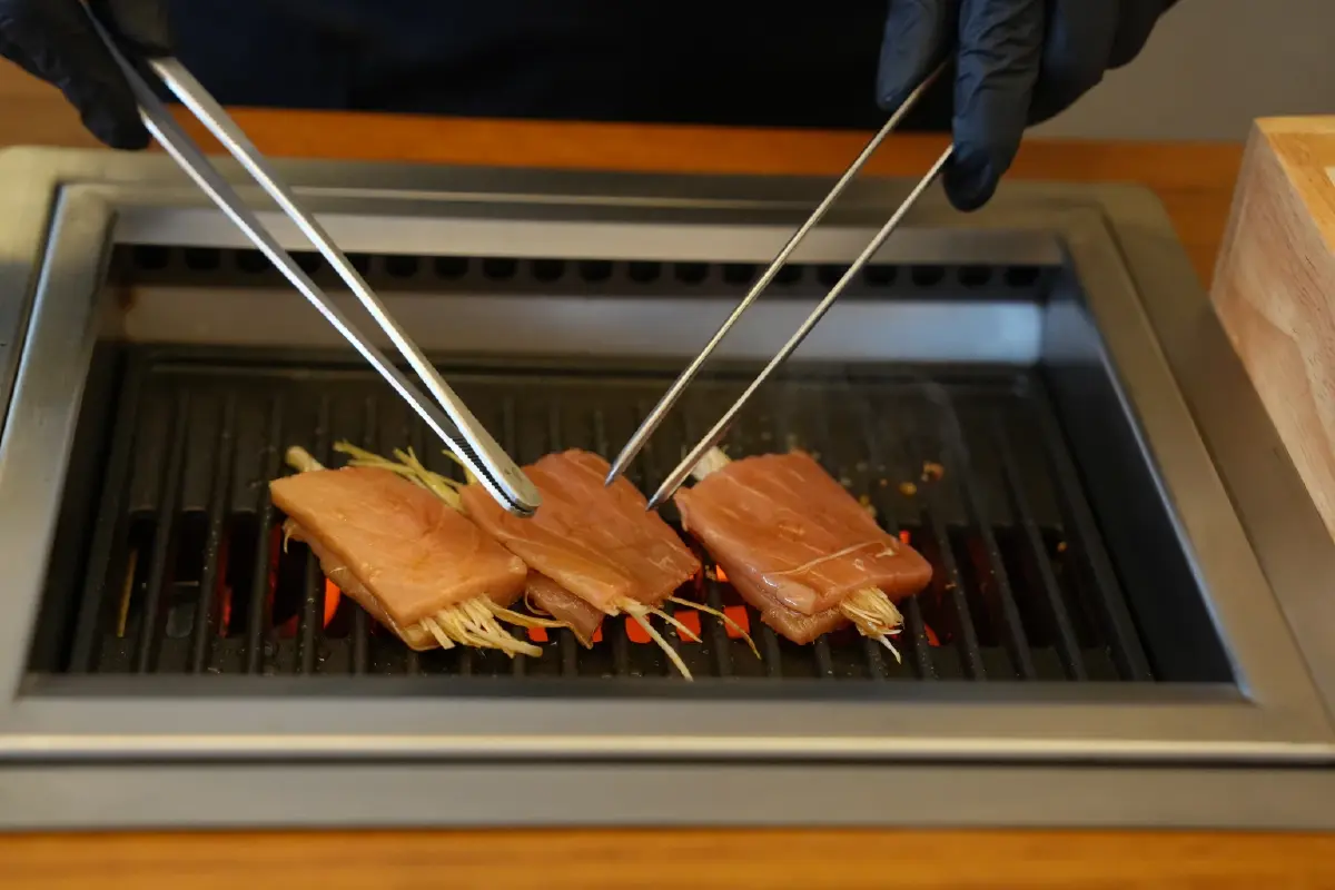 รีวิว 'KAYAKI' ร้านที่ใช้เปลวไฟเนรมิตศิลปะแห่งการย่างปลา