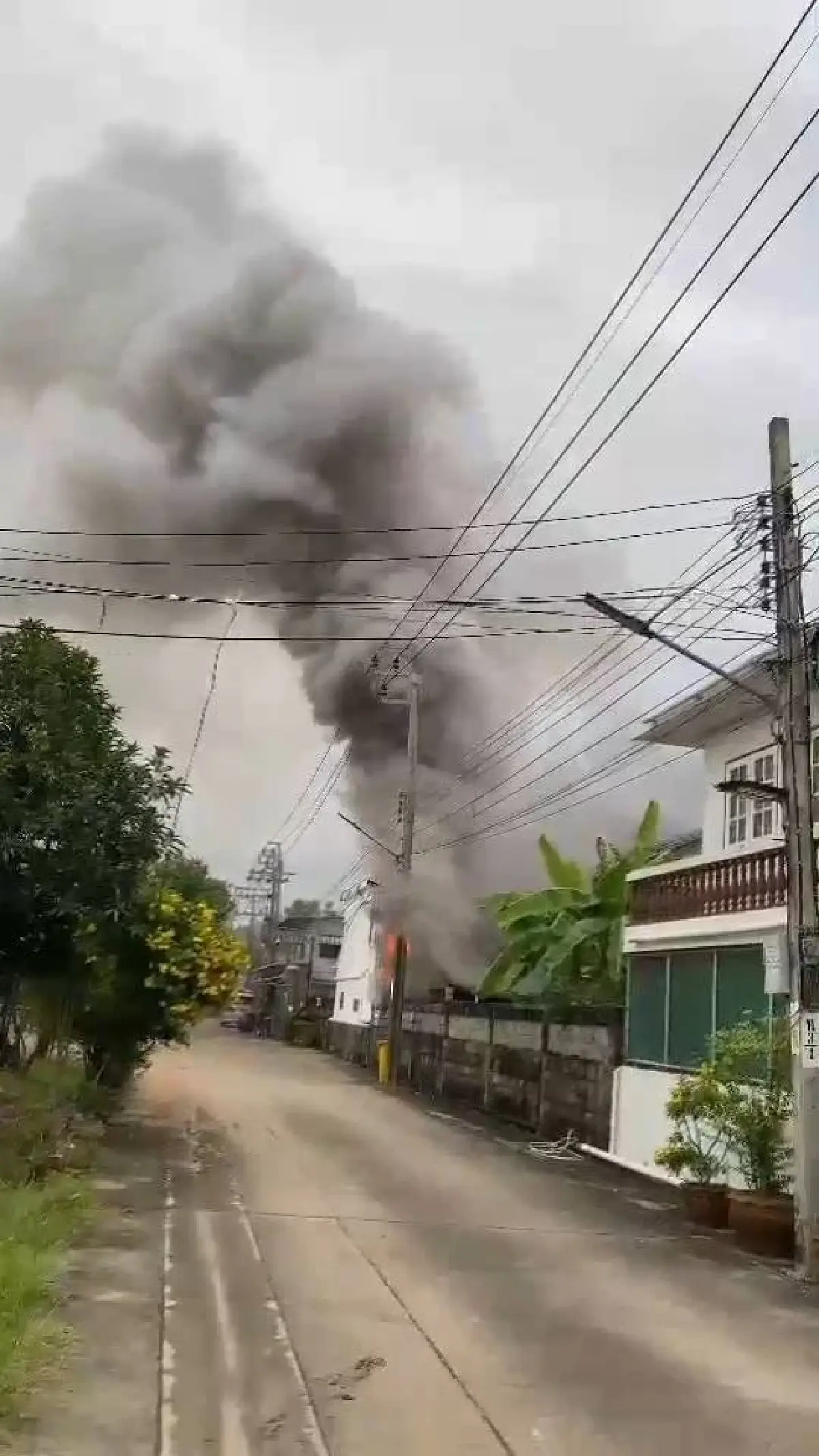 ด่วน ไฟไหม้บ้านเรือนประชาชน ซ.ศาลธนบุรี 25 ภาษีเจริญ เร่งดับเพลิง