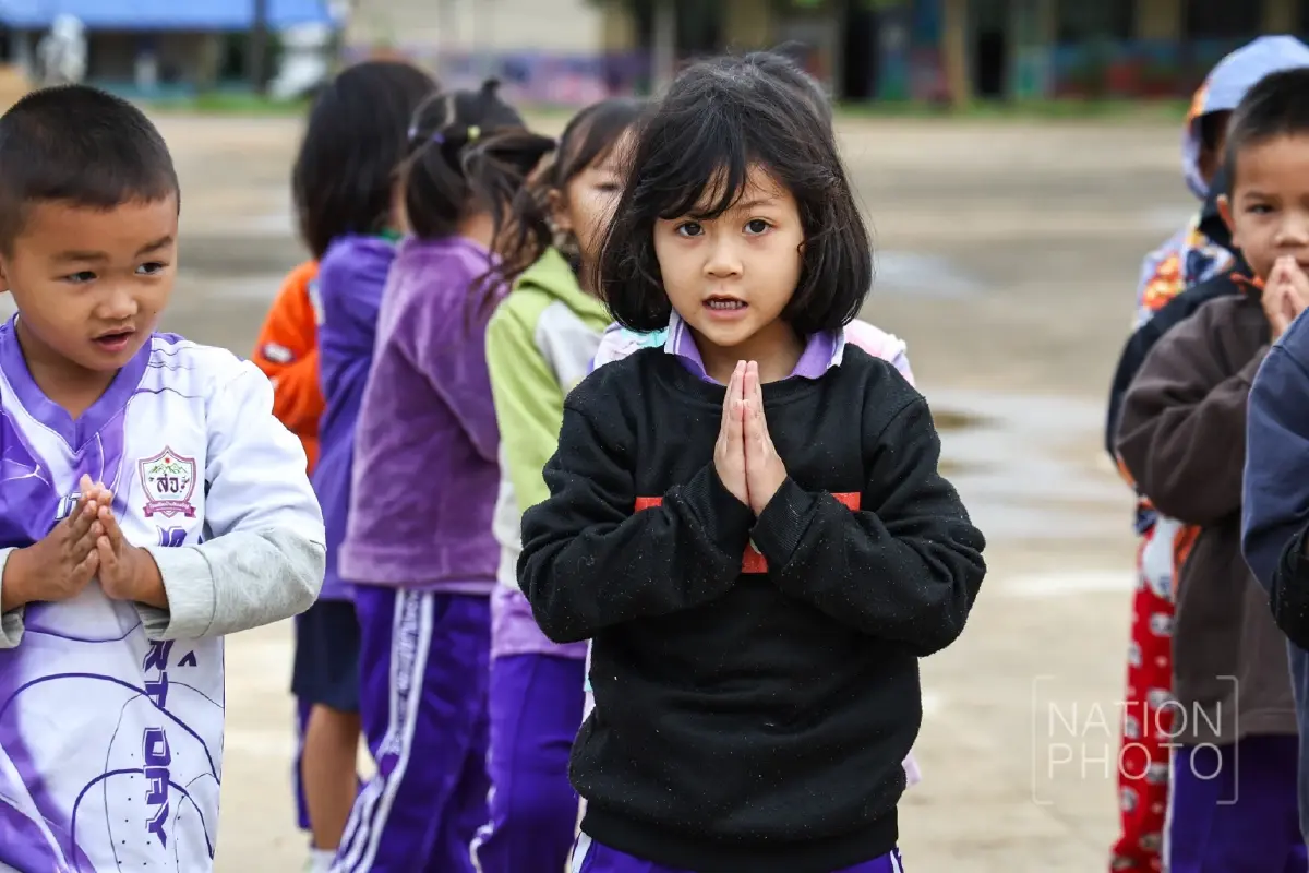 น่านหนาวมาก อุณหภูมิ 15°C เด็กๆ บ้านสันเจริญ แห่ใส่เสื้อกันหนาว