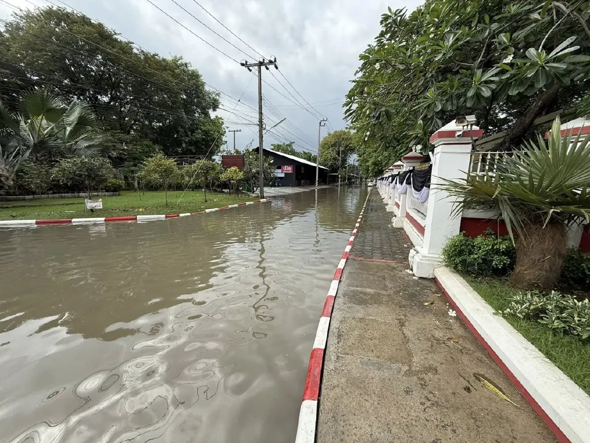 ภาพล่าสุด น้ำท่วมเรือนจำพิเศษกรุงเทพ น้ำคลองทะลักถนน อาคารญาติ