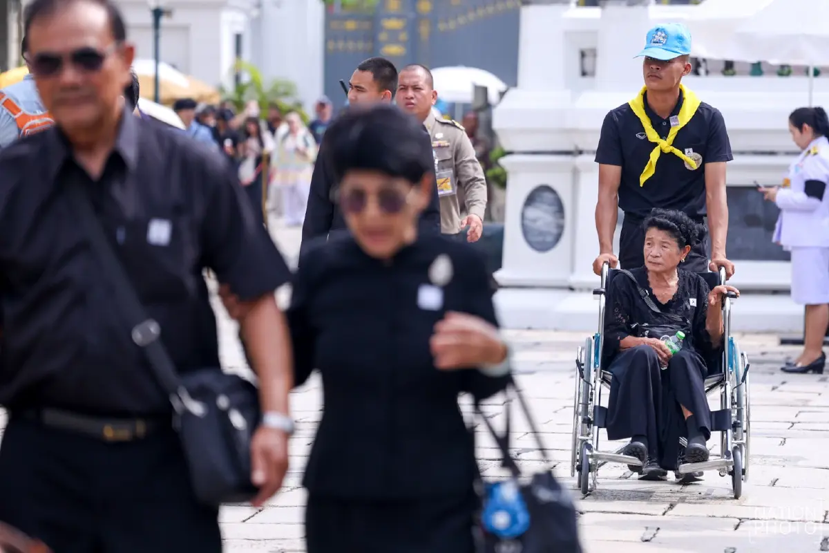 ประชาชนหลั่งไหล ถวายบังคมพระบรมศพ พระพันปีหลวง ในพระบรมมหาราชวัง