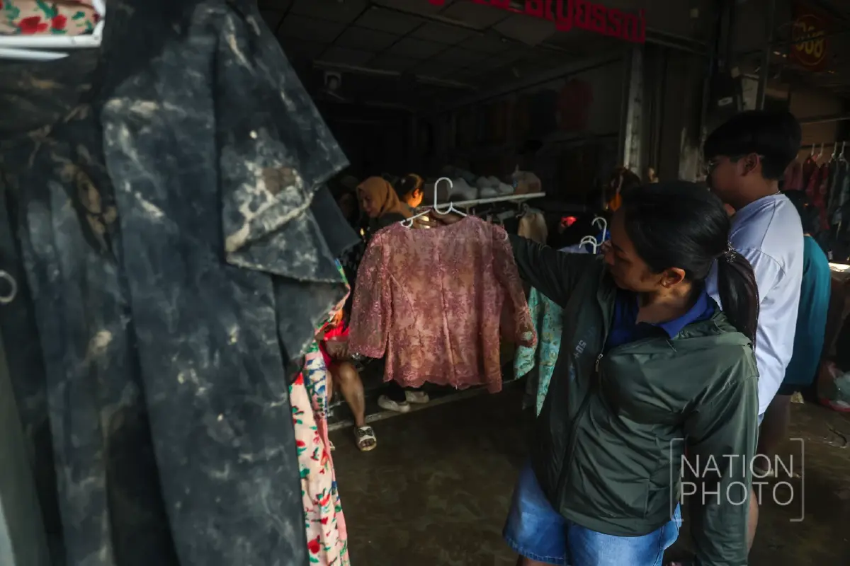 น้ำท่วมคลี่คลาย พ่อค้า-แม่ค้าหาดใหญ่ ขนสินค้าน้ำท่วม ขายราคาถูก