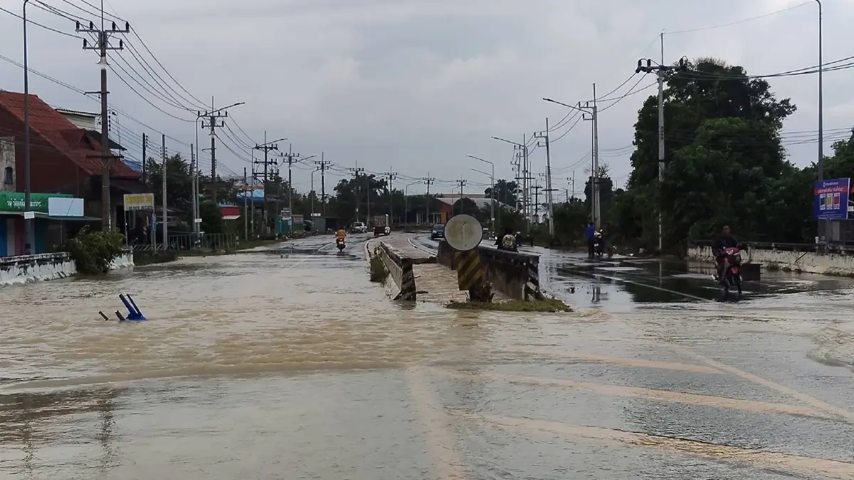 เตือนน้ำท่วมจะนะ หลังน้ำลด ถนนหลุดร่อนเกลื่อน เดินทางให้ระวัง