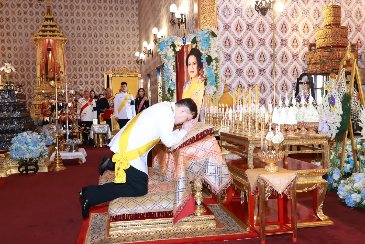 ในหลวง พระราชินี ทรงบำเพ็ญพระราชกุศลปัณรสมวาร 15 วัน ถวายพระบรมศพ พระพันปีหลวง