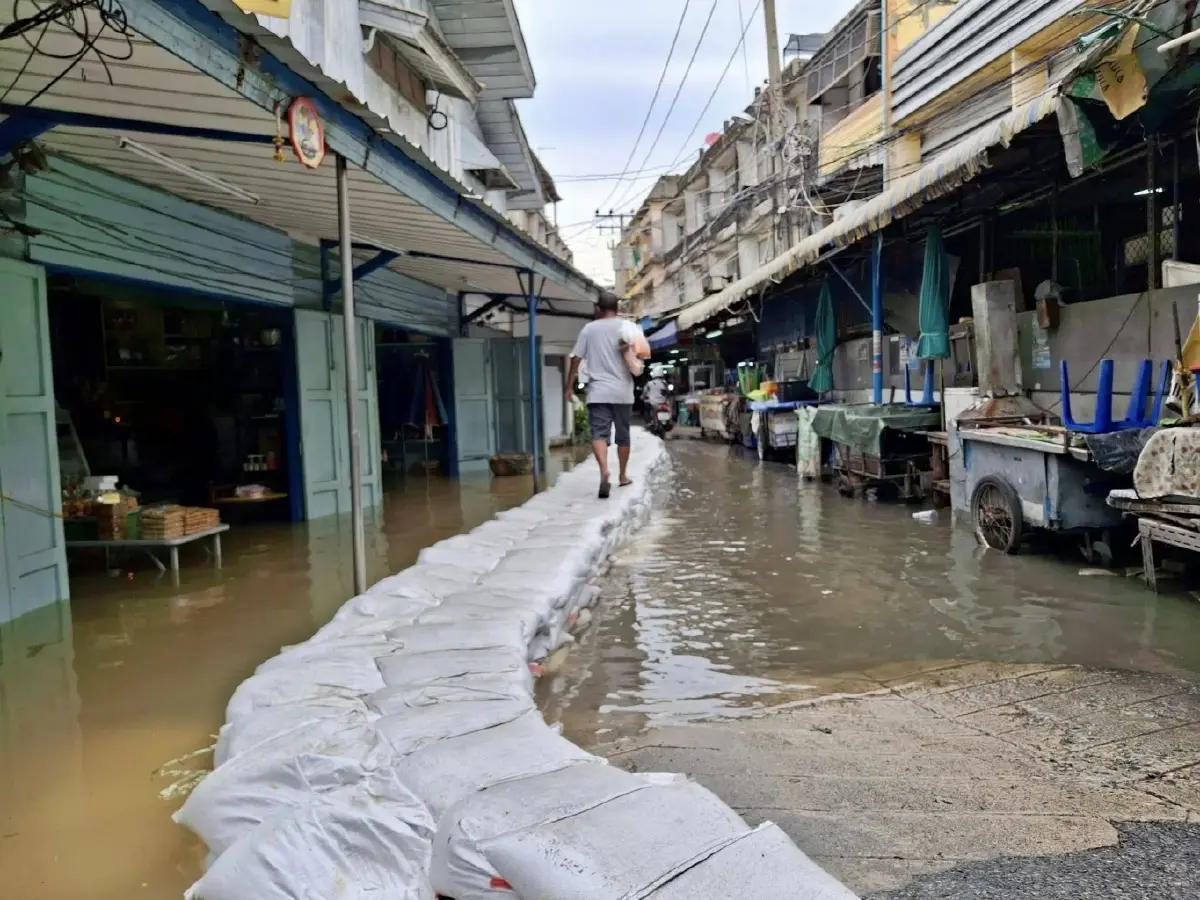 น้ำมาแล้ว ทะลักปากเกร็ด ระดับน้ำเจ้าพระยา 2.37 เมตร วิกฤติสีแดง