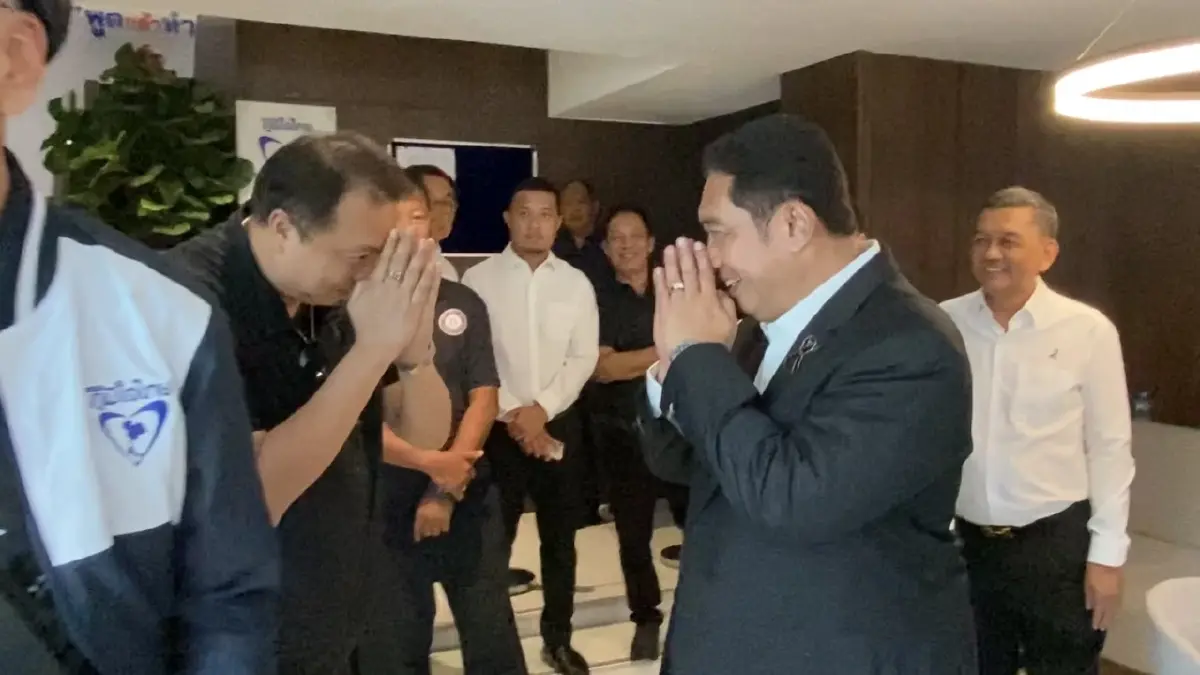 ‘สนธยา’ ไม่จับมือ ‘สุชาติ’ แค่รับไหว้ตบไหล่ หลังถกเครียด ยัน ชลบุรีไร้ปัญหา