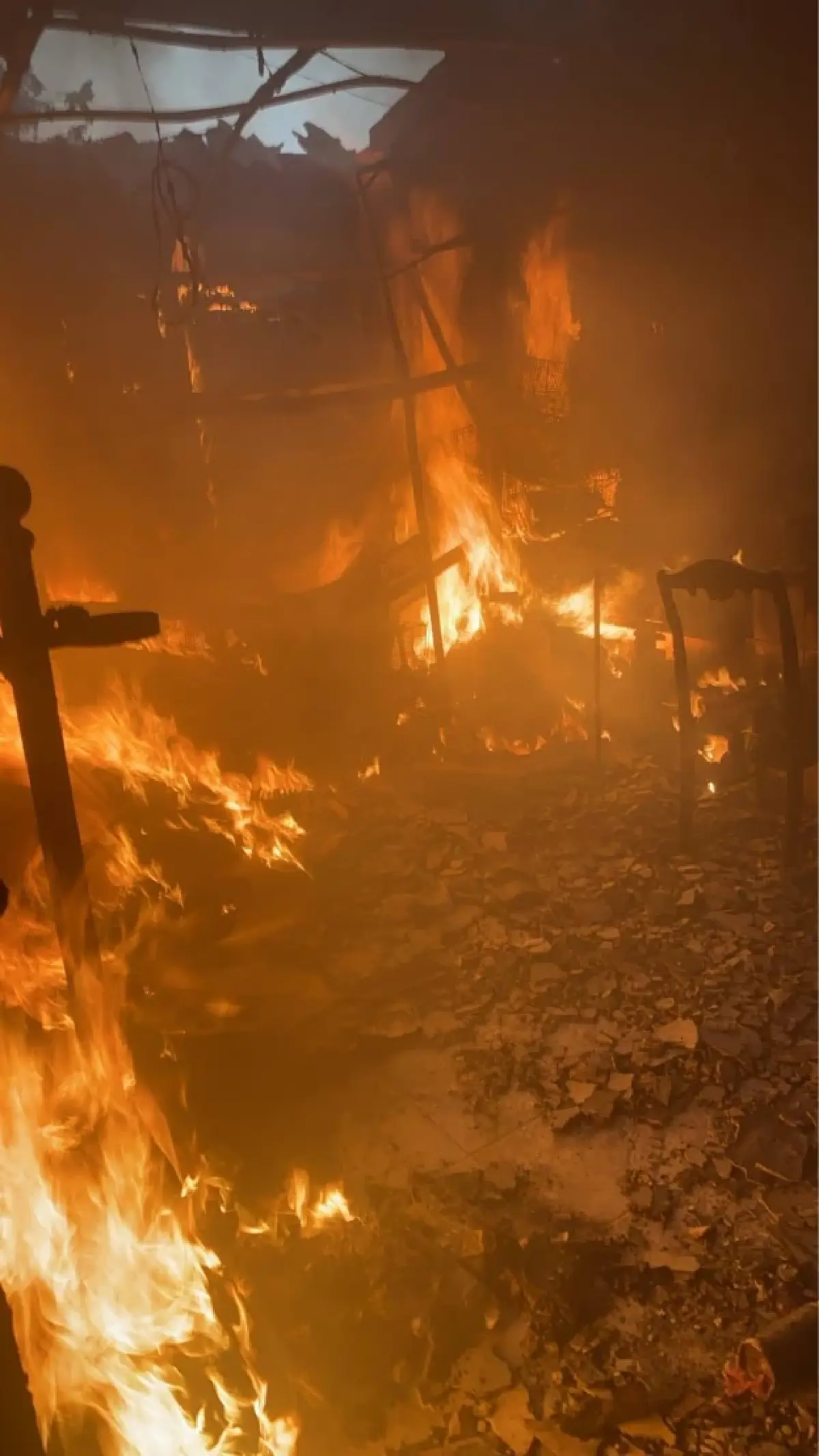 ด่วน ไฟไหม้บ้านเรือนประชาชน ซ.ศาลธนบุรี 25 ภาษีเจริญ เร่งดับเพลิง