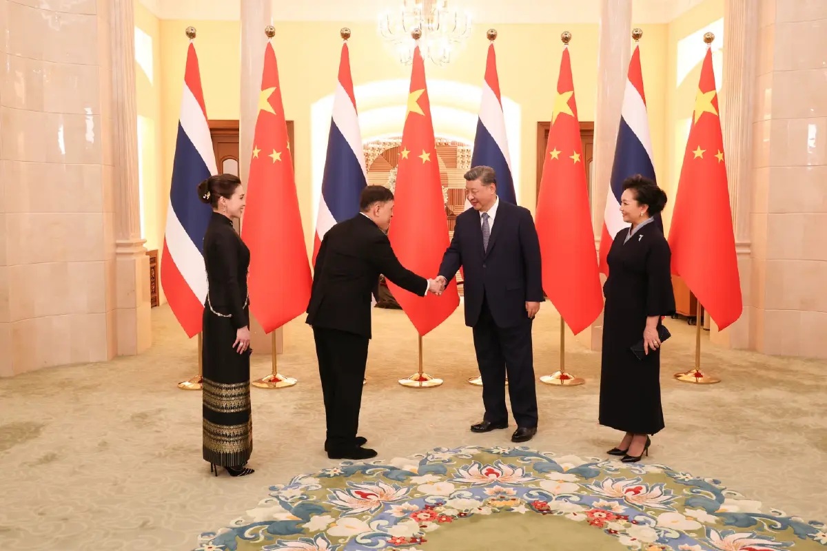 ในหลวง - พระราชินี เสด็จพระราชดำเนินไปในงานเลี้ยงพระกระยาหารค่ำ รัฐบาลจีนจัดถวาย