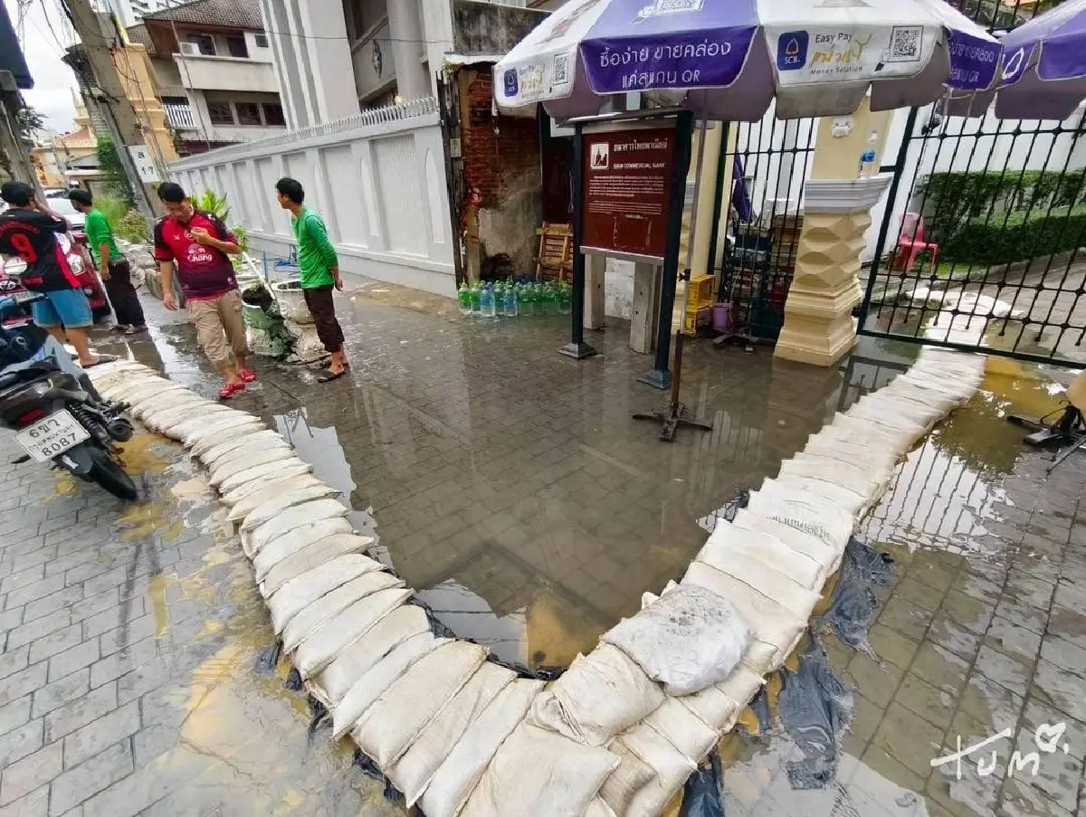 'สถานการณ์น้ำท่วม' กรุงเทพฯ น้ำเหนือ–น้ำหนุนยังสูง เตือน 11 ชุมชนนอกแนวคันกั้นน้ำ