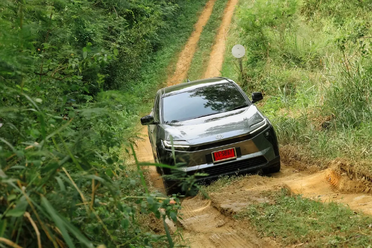 โตโยต้า bZ4X อีวี ของคนชอบขับ จุดขายที่มองไม่เห็นด้วยตา