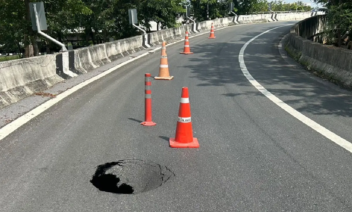 ถนนทรุดอีก ทิศทางมอเตอร์เวย์มุ่งหน้าพระราม 9 ทางวนลงศรีนครินทร์