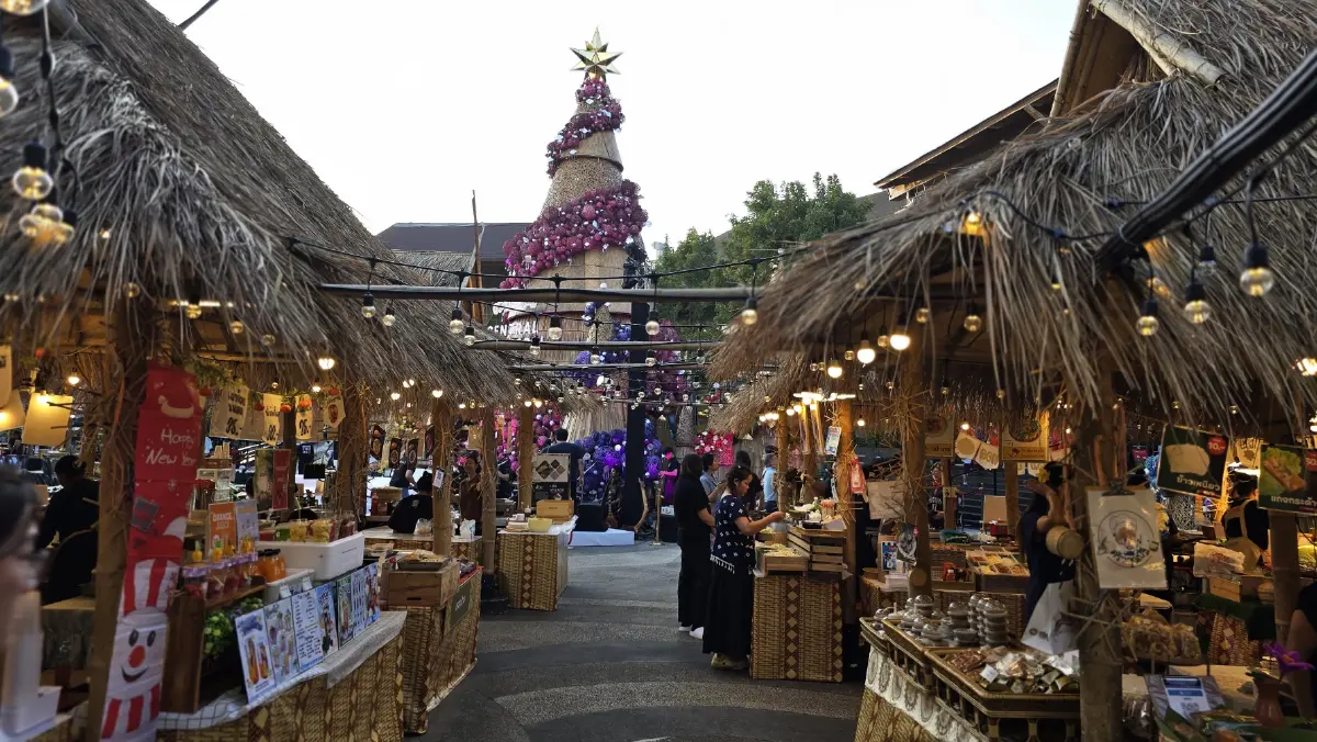 เปิดไฟ ‘ต้นคริสต์มาสหมอกพันวา’ เทศกาลสีสันกาสะลอง 2025 เทิดพระเกียรติ 'สมเด็จพระพันปีหลวง'