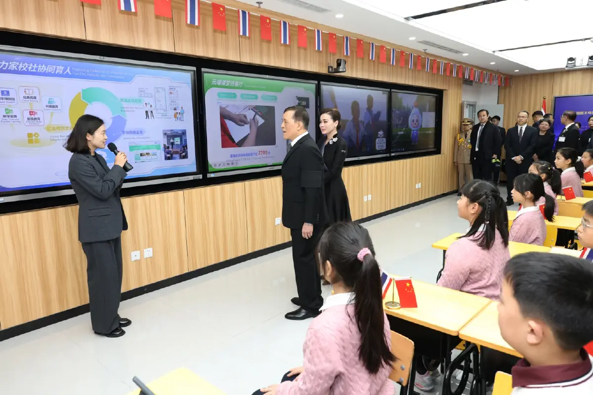 ในหลวง-พระราชินี ทอดพระเนตรศูนย์พัฒนาเทคโนโลยีและทรัพยากรด้านการศึกษา