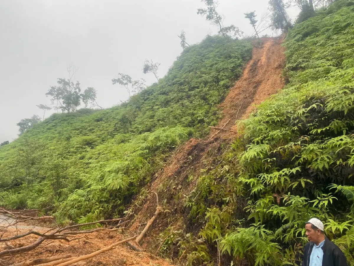 เกิดเหตุดินสไลด์ 'นราธิวาส' ปิดเส้นทางสัญจร บ้านน้ำหอม-ศรีสาคร