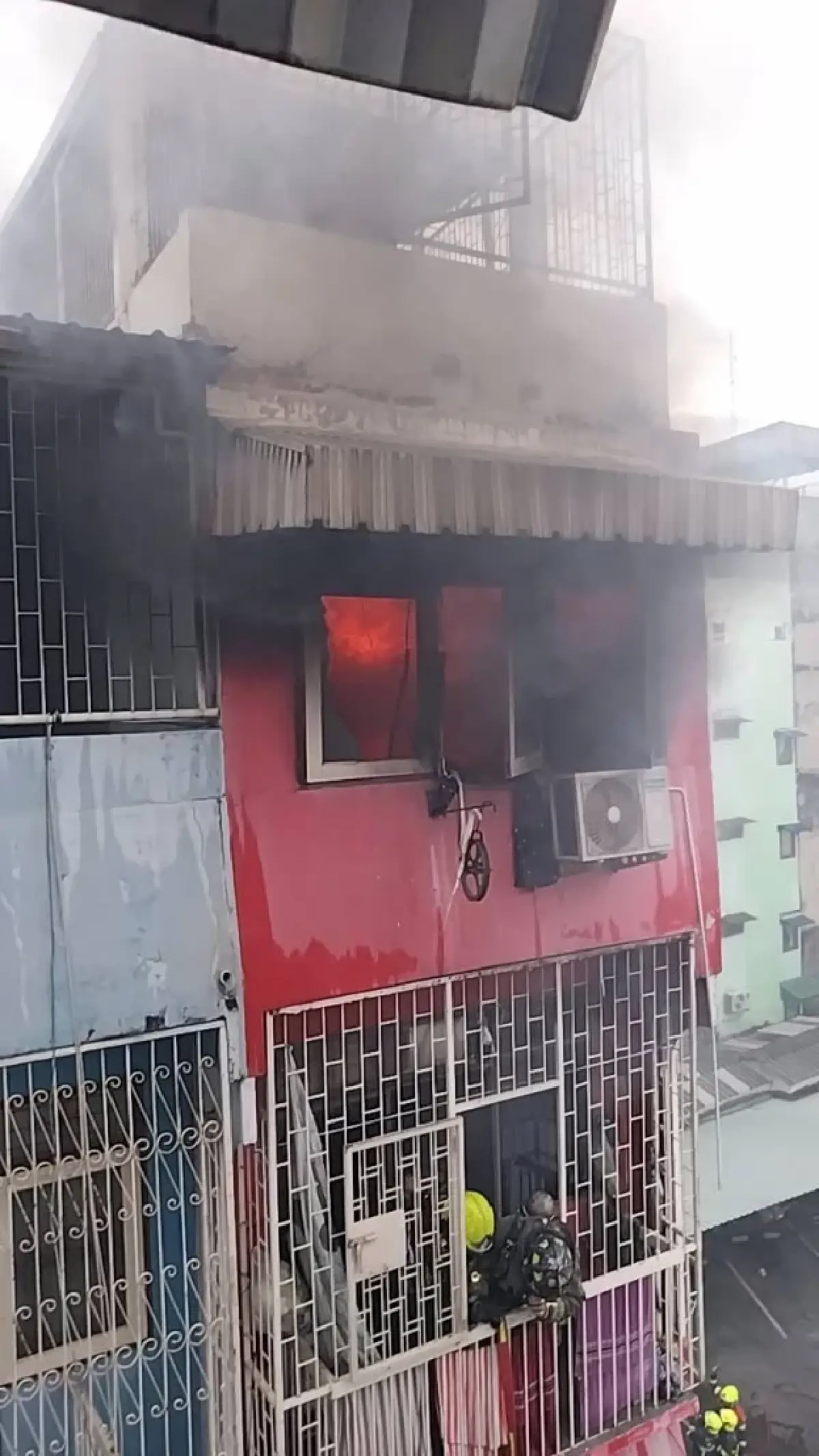 ด่วน! ไฟไหม้อาคาร ใกล้ปากคลองตลาด เพลิงโหมหนัก มีคนบาดเจ็บ