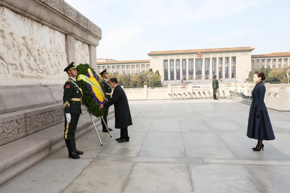 ในหลวง พระราชินี เสด็จฯ ทรงวางพวงมาลา ณ อนุสาวรีย์วีรชน จัตุรัสเทียนอันเหมิน